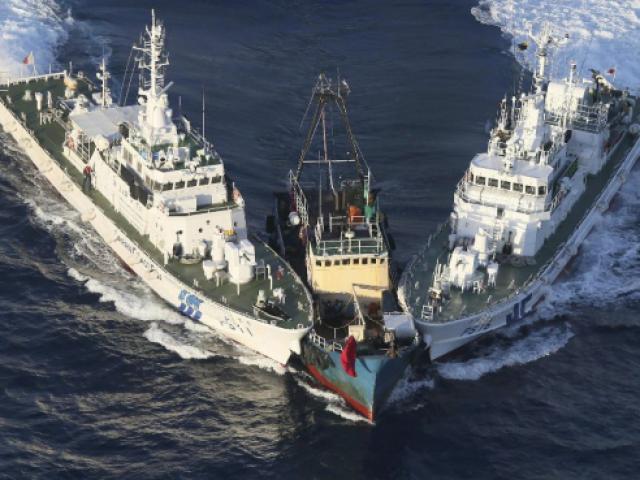 Đội tàu cá TQ hùng hậu sắp kéo đến, ”quân đội” Nhật Bản được lệnh sẵn sàng