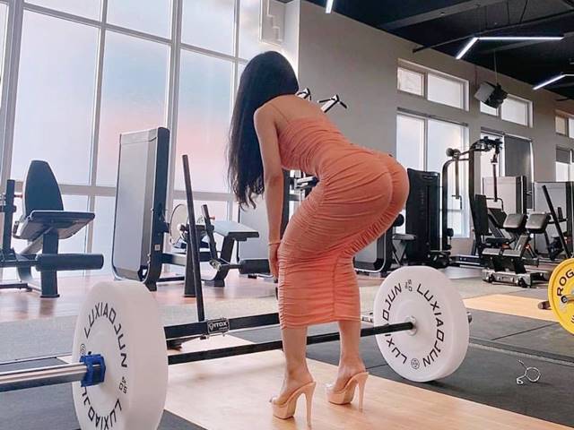 Thiếu nữ Việt mặc váy rườm rà, guốc cao tập gym với thế ”chiếu tướng” người nhìn