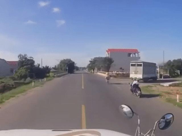 Xe máy va vào xe đạp ngã xuống đường, suýt bị container đâm