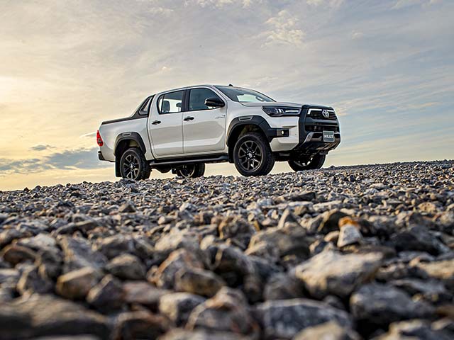 Toyota Hilux 2020 ra mắt tại Việt Nam, giá 921 triệu đồng