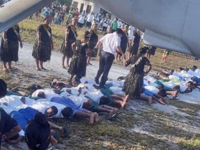 Bức ảnh 30 người nằm sấp cho đại sứ TQ bước trên lưng ở Kiribati gây tranh cãi