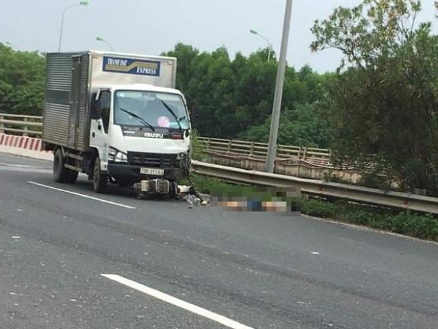 Đi ngược chiều trên đại lộ Thăng Long, nam thanh niên bị tông tử vong