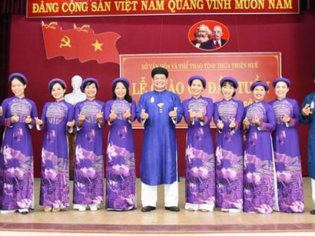 Lãnh đạo ngành văn hóa lên tiếng chuyện nam công chức mang áo dài ngũ thân đến công sở