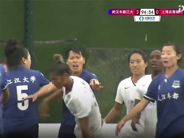 Hỗn loạn ẩu đả bóng đá nữ Trung Quốc, cầu thủ bị đấm vào gáy nguy hiểm