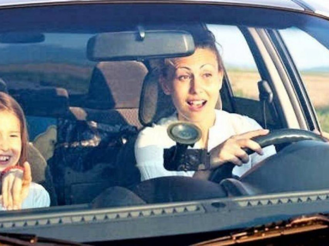 Bộ Công an muốn cấm trẻ em dưới 12 tuổi ngồi ghế trước xe ô tô