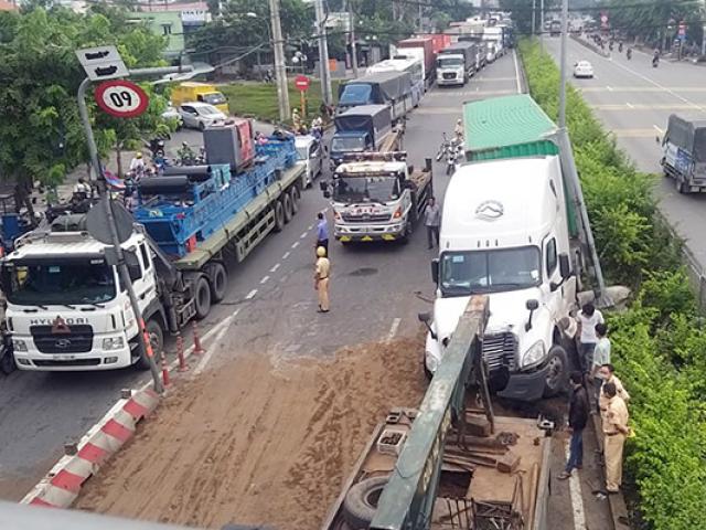 Kẹt xe khủng khiếp qua hiện trường vụ tai nạn xe container húc bay khung giới hạn