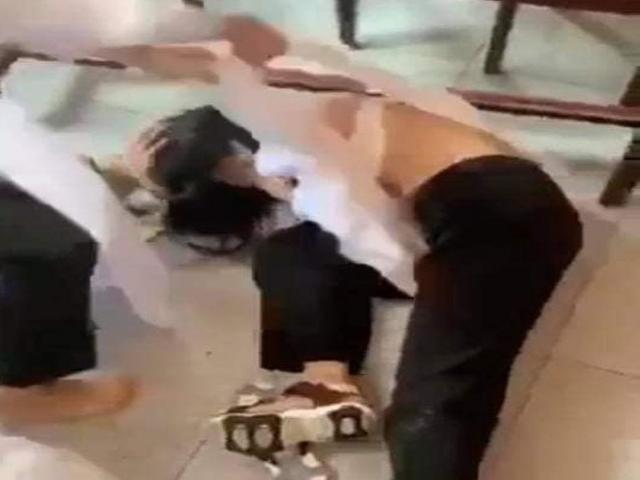 3 nữ sinh đánh, xé áo dài bạn học trong lớp