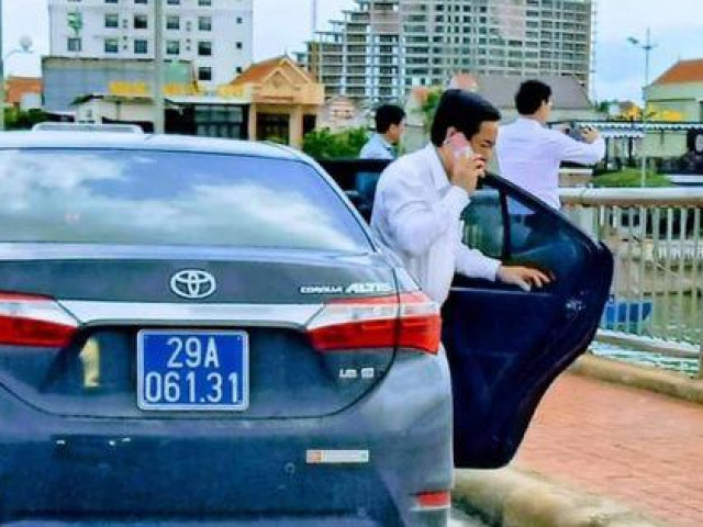 Đoàn ôtô biển số xanh vô tư dừng trên cầu để người trên xe xuống... chụp hình!