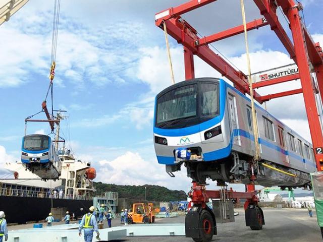 Đoàn tàu đầu tiên của tuyến metro số 1 đang trên đường về TP.HCM