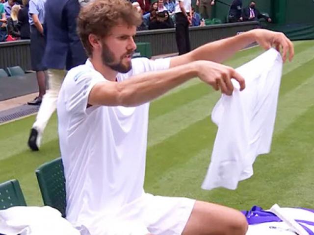 Giật mình Wimbledon: Bị ép thay quần giữa sân, bị la hét vì thiếu cố gắng