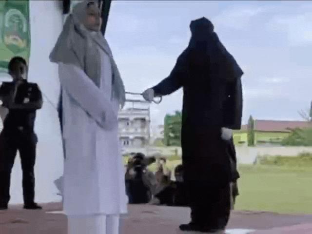 Video: Người phụ nữ nhận hình phạt đáng sợ vì quan hệ trước hôn nhân ở Indonesia