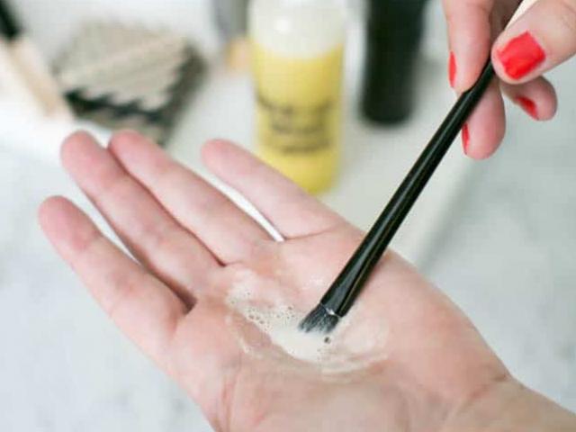 Bí quyết làm sạch cọ trang điểm tiềm tàng nguy cơ gây mụn