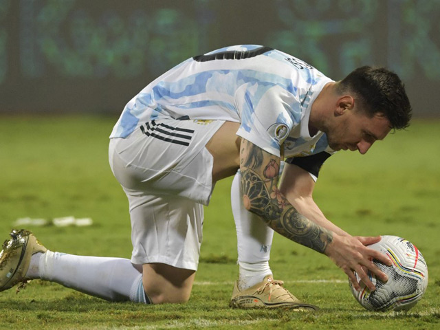 Messi lại lập ”siêu phẩm” khó tin: Bí ẩn tuyệt chiêu đá phạt dễ hơn sút pen