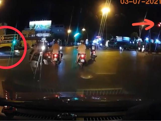 Clip: Cố phóng nhanh vượt đèn đỏ, ô tô gây tai nạn kinh hoàng cho lái xe máy