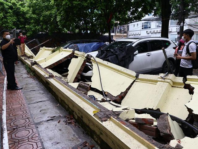 Hà Nội: Bức tường đổ sập, đè hàng loạt ô tô trên vỉa hè