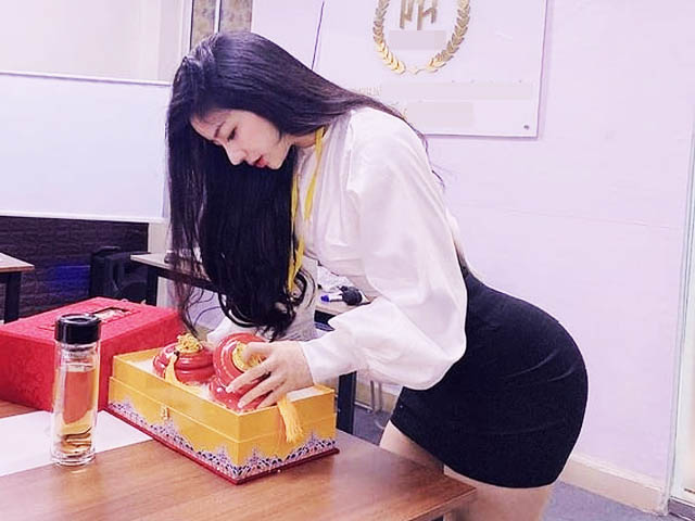 2 ”hot girl văn phòng” Quảng Ngãi, Hà Nội mặc gợi cảm “đốt mắt” đồng nghiệp