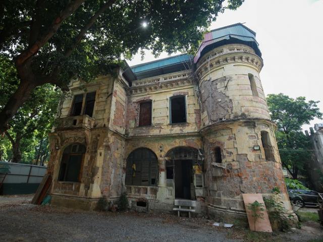 Cận cảnh hai căn biệt thự Pháp bỏ hoang giữa khu “đất kim cương” của Hà Nội