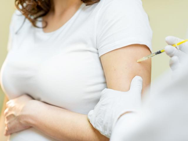 Thiếu nữ Na Uy tăng kích cỡ vòng 1 sau khi tiêm vaccine Covid-19