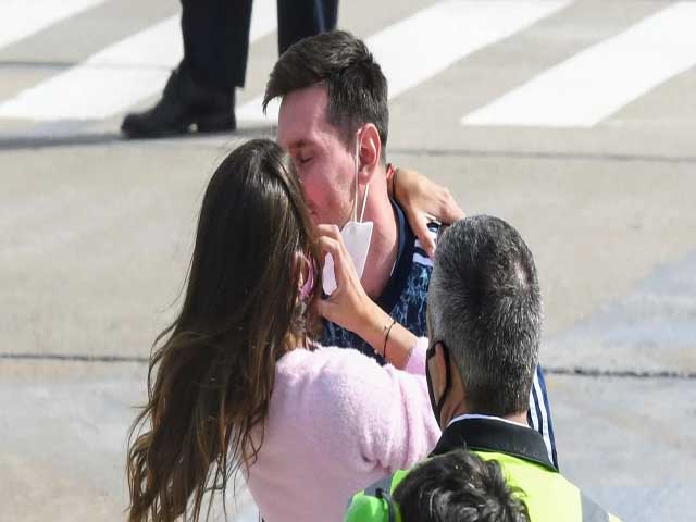 Cực nóng tỷ lệ cược Quả bóng vàng: Messi số 1, bất ngờ "kẻ thách thức" Jorginho 3 Messi ôm vợ yêu mừng lên ngôi Copa America, CĐV mở hội đón ĐT Argentina về nước