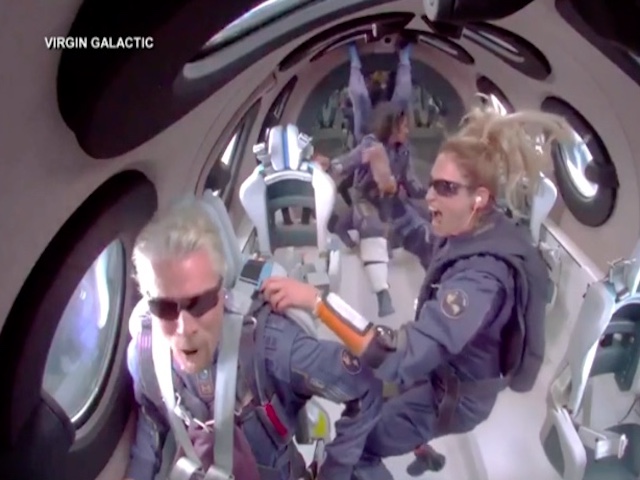 Tỉ phú Branson và 5 người bay vào không gian rồi trở lại mặt đất an toàn