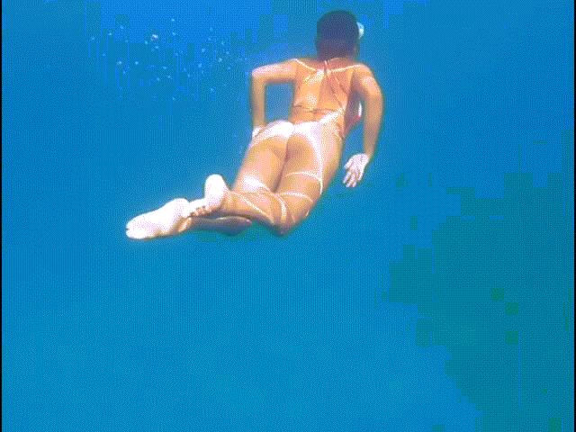 Hôn thê của CR7 diện bikini khoe body đầy đặn hấp dẫn khiến hàng triệu người “thả tim”