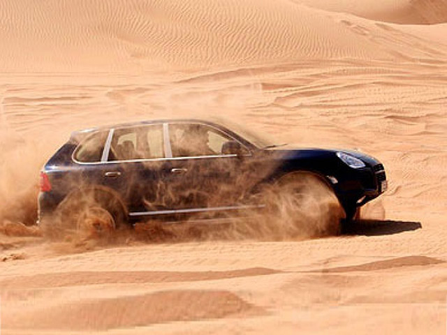Cầm lái Porsche Cayenne off-road trên bãi cát và cái kết