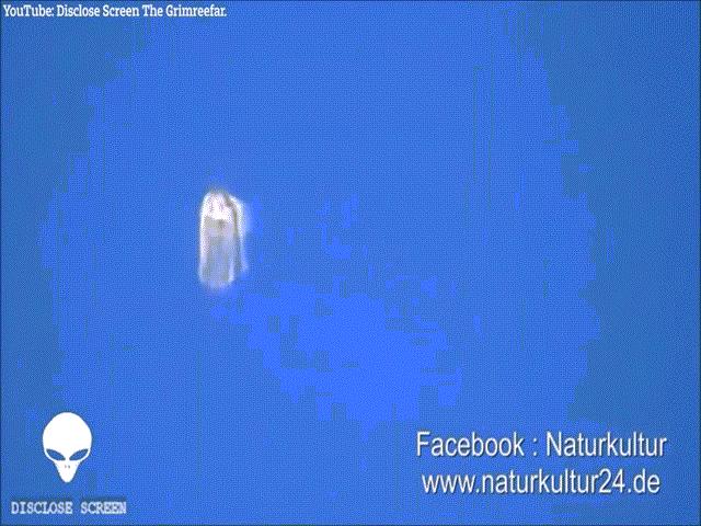 Video: UFO biến hình bám sát máy bay trên trời suốt 7 phút?
