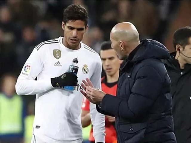 Real bán Varane giá cao thứ 4 lịch sử, báo chí sướng ra mặt bất ngờ khen Zidane