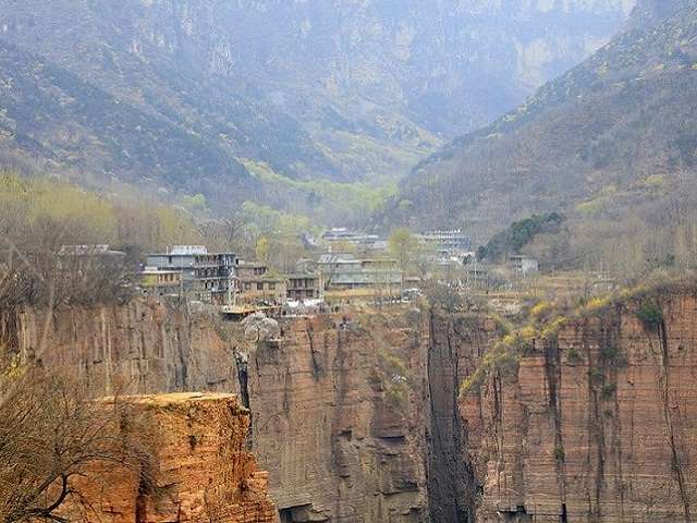Người dân ở một ngôi làng Trung Quốc tự tay đào đường xuyên núi vì… quá cô đơn