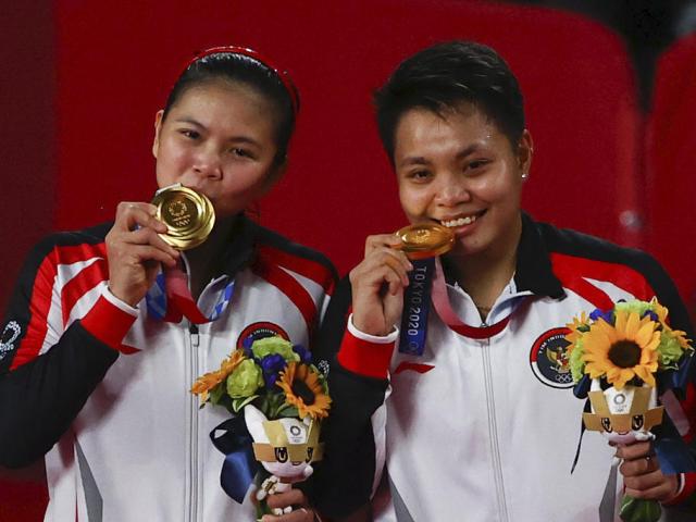 Olympic champion is given 5 cows, 8 billion VND: Unique reward for Indonesian stars