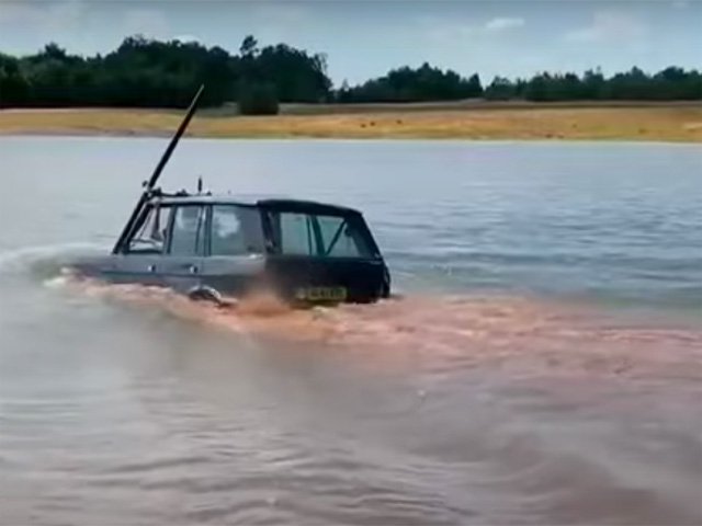 Range Rover Classic thử sức lội qua hồ nước sâu vút đầu