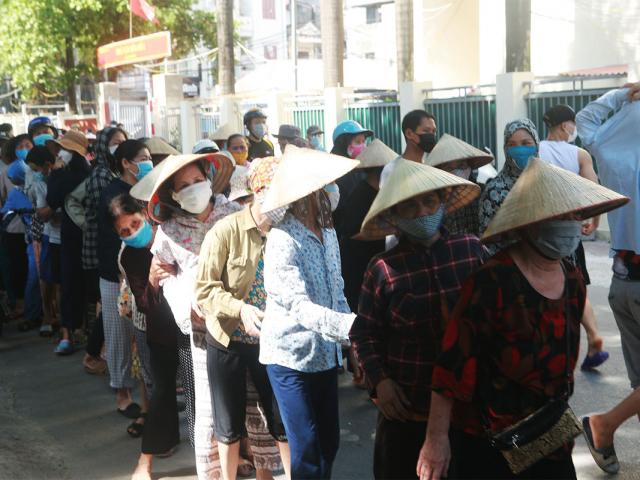 Gặp khó vì dịch COVID-19, người dân ở Hà Nội xếp hàng dài nhận quà