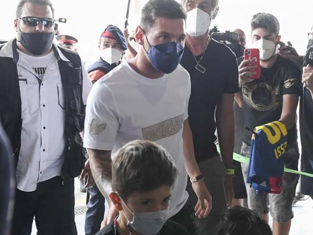 Barca xé ảnh Messi ngoài sân Nou Camp, bị bố huyền thoại công kích