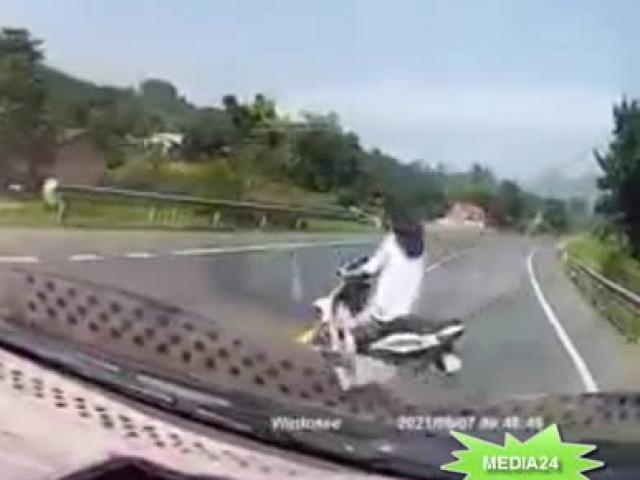 Clip: Cô gái bẻ lái xe máy tạt đầu ô tô như tự sát