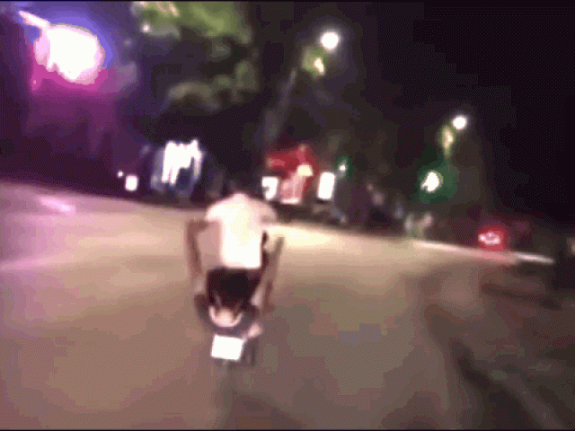 Clip: Trổ tài bốc đầu giữa đêm khuya, 2 thanh niên nhận ngay kết đắng