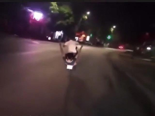 Video: Bốc đầu giữa đêm khuya, 2 ”dân tổ lái” nhận cái kết đắng