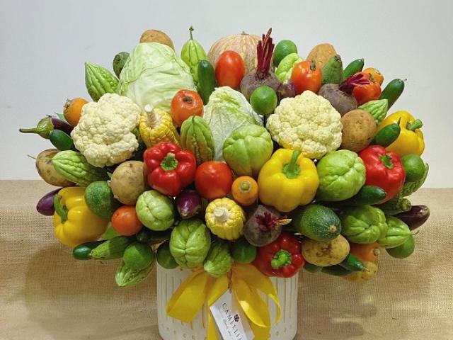 Tiệm hoa Sài Gòn biến hóa rau củ quả thành quà tặng “cực độc” trong mùa dịch