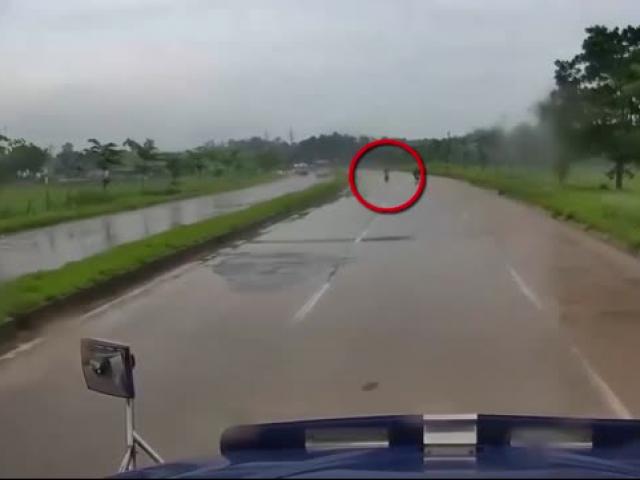 Clip: Tài xế ô tô ”lái lụa” cứu nạn lái xe máy chạy ngược chiều như tự sát