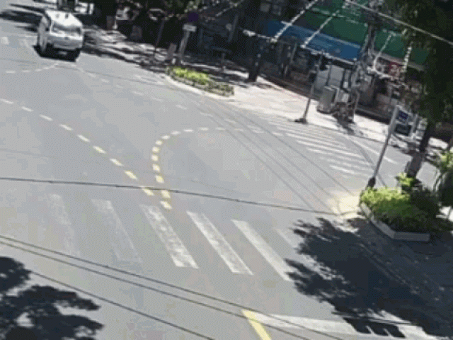 Clip: Khoảnh khắc 2 xe cứu thương va chạm ở Đà Nẵng