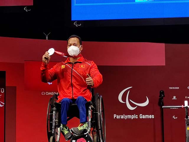 Vietnamese sports welcome good news: Le Van Cong spectacularly won silver at the Paralympic Games