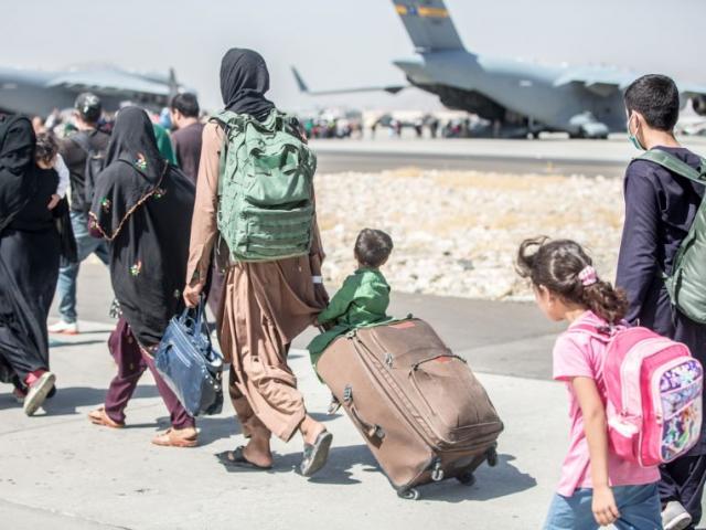 Hàng nghìn người dần chìm trong tuyệt vọng ở sân bay Kabul
