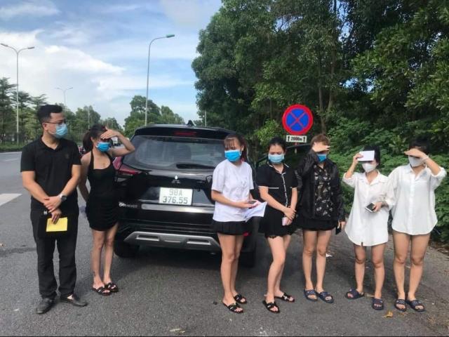 Hà Nội: 6 cô gái đi ô tô, dùng giấy đi đường ”rởm” để qua chốt kiểm dịch