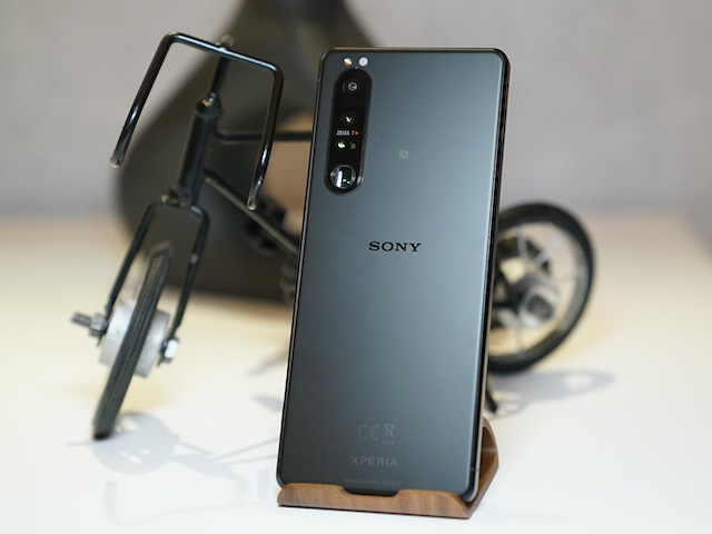 Sony Xperia 1 III có giá 34,99 triệu đồng, tương đương iPhone 12 Pro Max