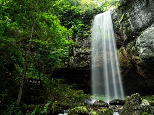 Khung cảnh tuyệt đẹp đằng sau 10 thác nước ”hot” nhất Nhật Bản