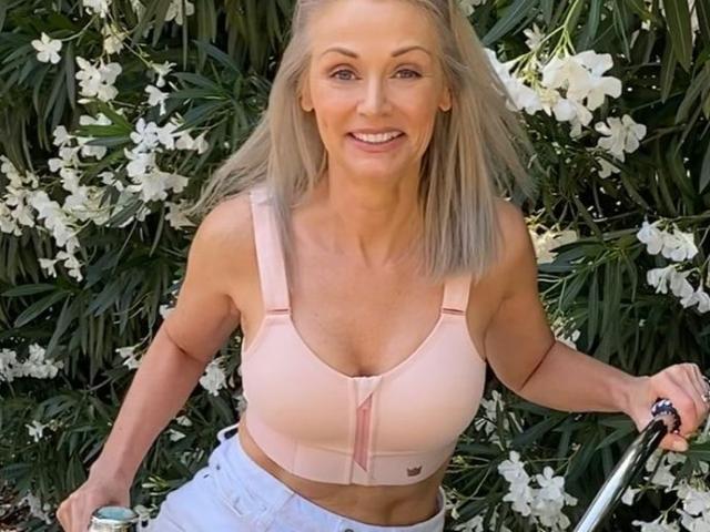 Người mẫu tuổi U60 vẫn xuân sắc trên sàn diễn