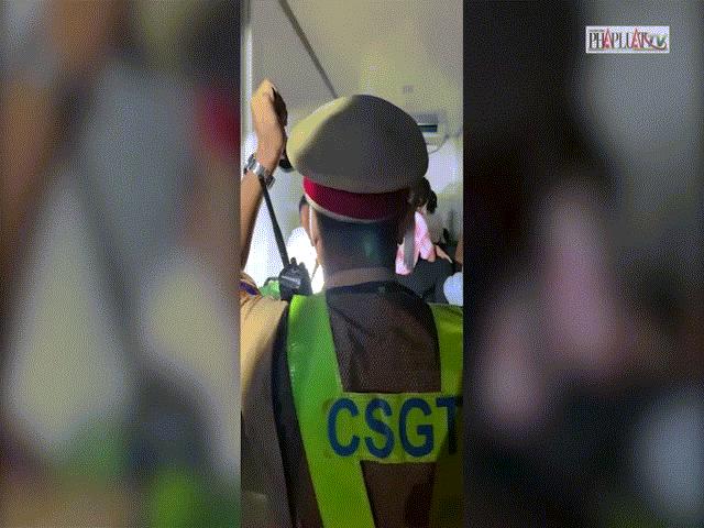 Video: Phát hiện 15 người có cả trẻ em trong thùng xe đông lạnh 'thông chốt'