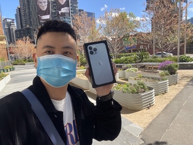 Ảnh thực tế iPhone 13 Pro Max giá 33 triệu đồng tại Úc