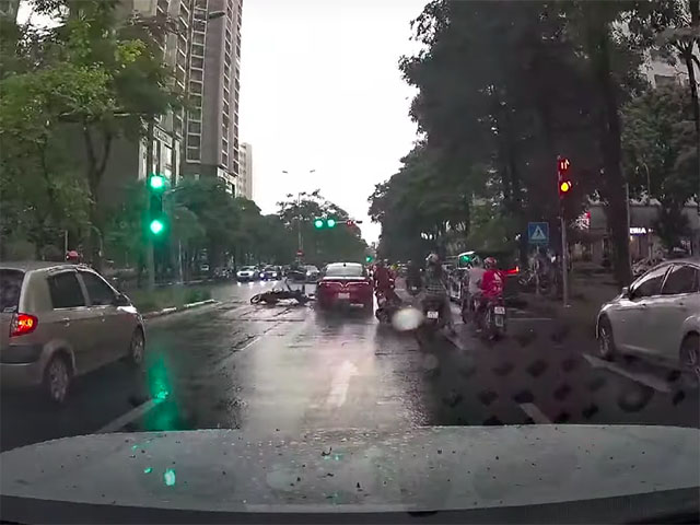 Ô tô “điên” tông hàng loạt xe máy đang dừng chờ đèn đỏ trên phố Hà Nội