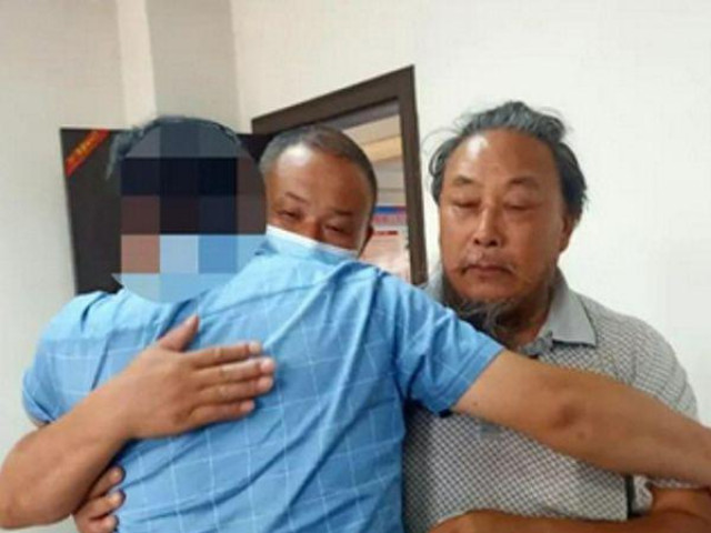 Đoàn tụ gia đình sau 30 năm bị bắt cóc, người đàn ông ôm bố khóc nức nở