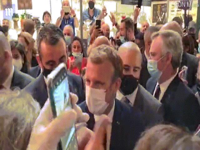 Video: Tổng thống Pháp Macron bị ném trứng trúng người